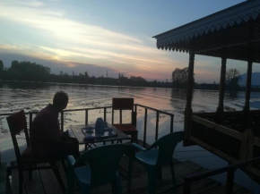 House boat house of common